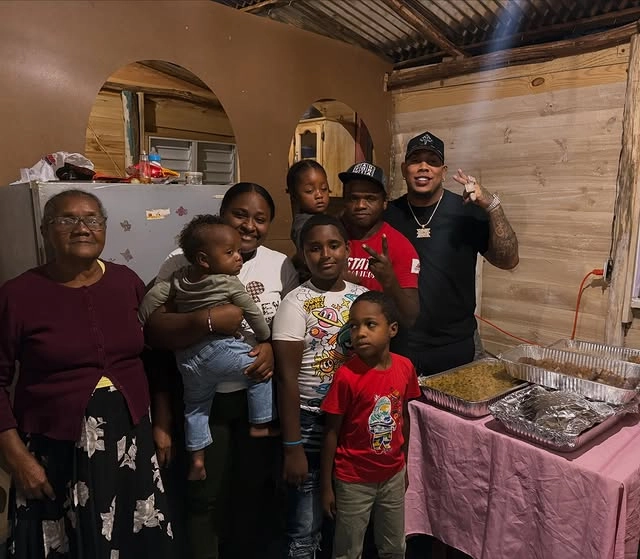 Bulin 47 cumple promesa y regala cena navideña a familia necesitada 1