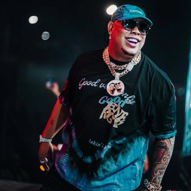 Bulin 47 cumple promesa y regala cena navideña a familia necesitada 2