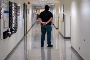 Un oficial federal de inmigración Un oficial federal de inmigración