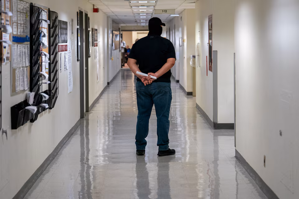 Un oficial federal de inmigración