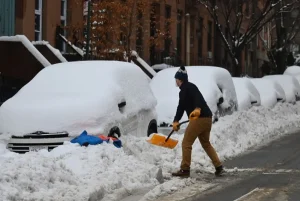Hombre paleando nieve