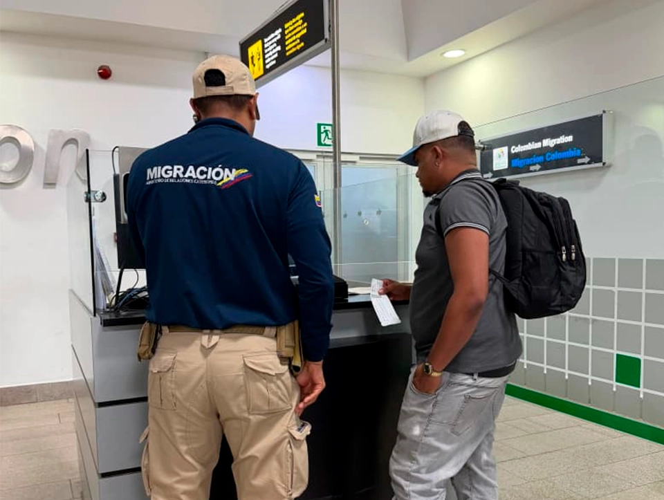 Migración Colombia expulsa a dominicano con documentación presuntamente fraudulenta