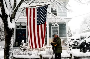 Mujer tomando un descanzo de paliar nieve