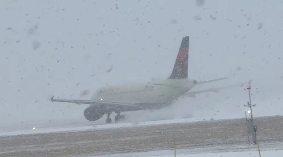 acumulaciones de nieve afectan vuelos