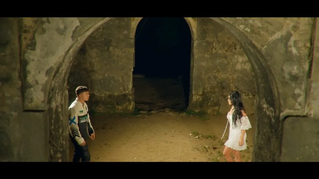 dani barranco junto a jlexis en videoclip envueltos