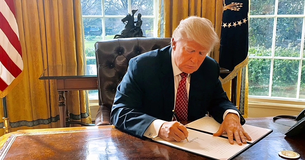 donald trump firmando documentos donald trump firmando documentos