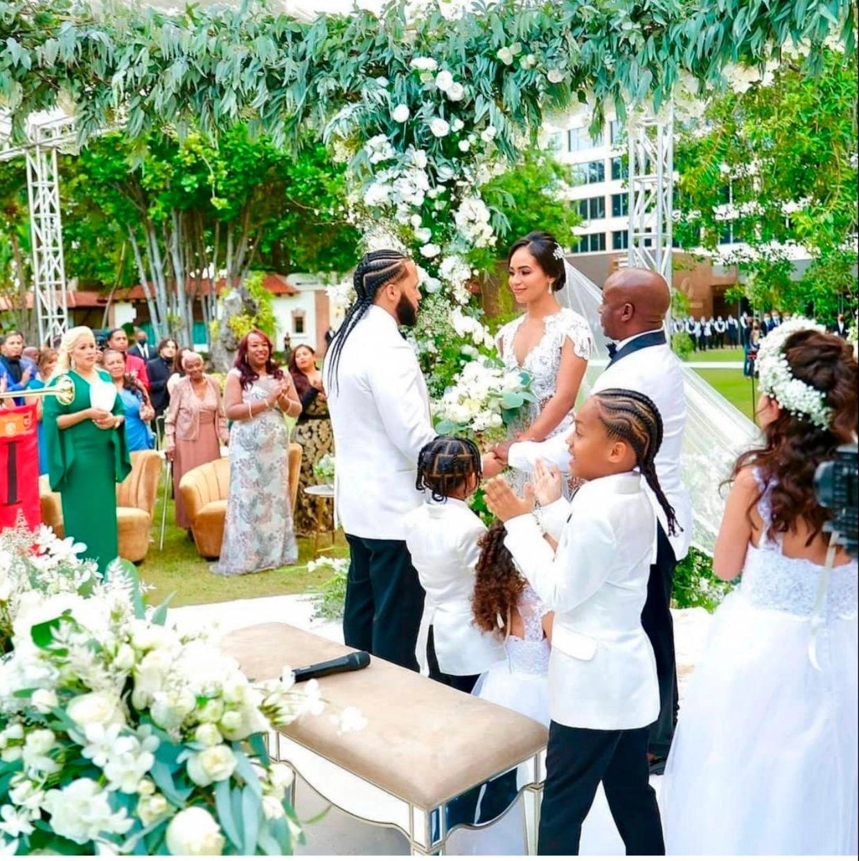 el alfa junto a su familia en su boda