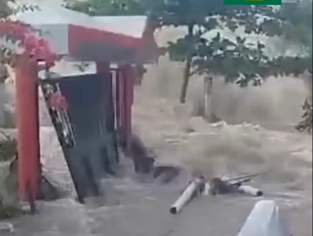 estalla tuberia y destroza cuatro viviendas