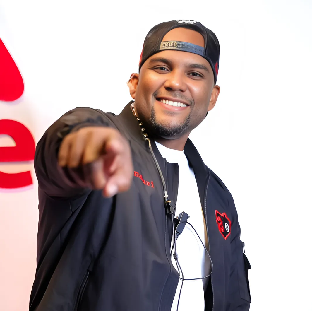 imagen de manaury jorge en la casa de alofoke