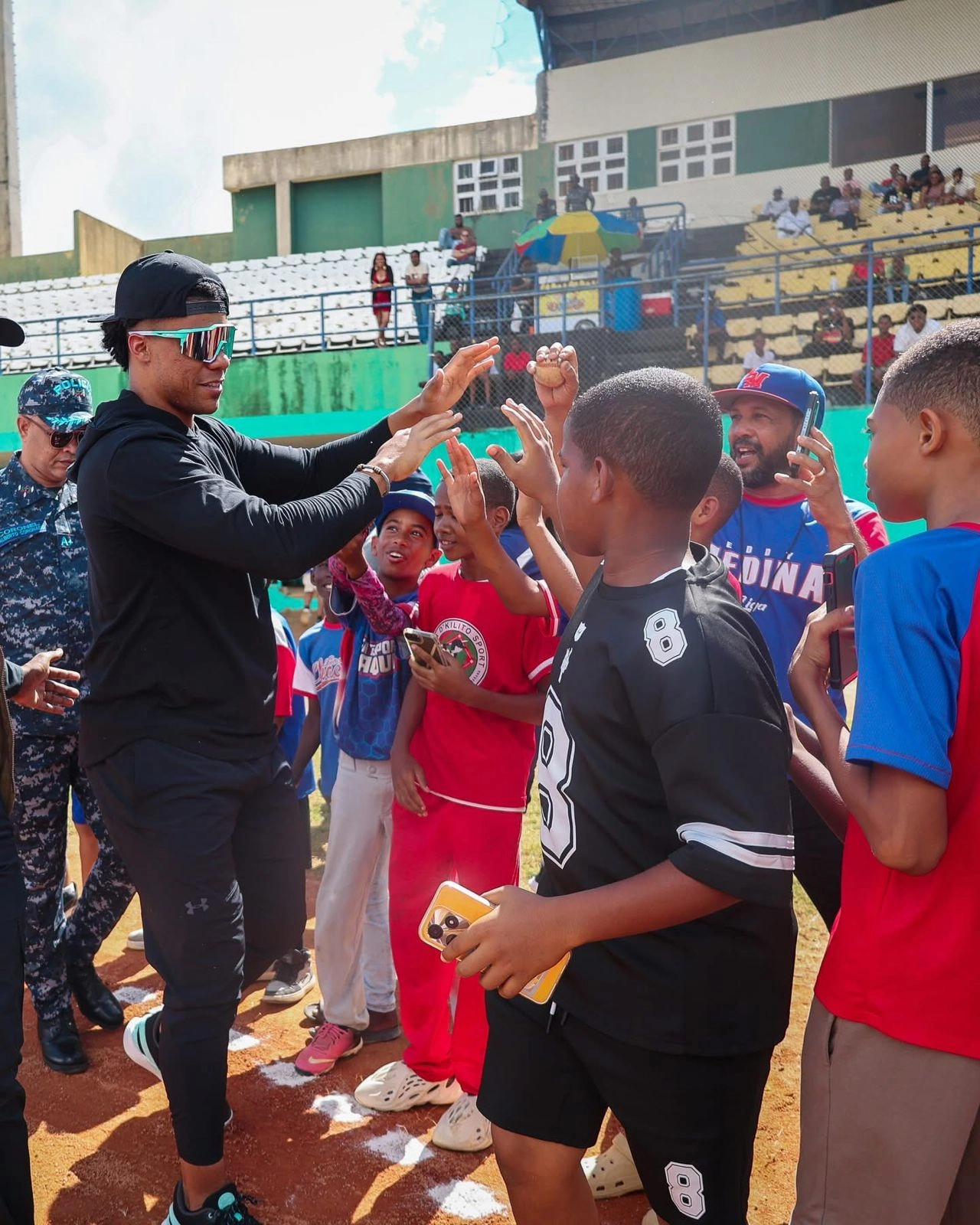 juan soto compartiendo con niños y jovenes en monte plata