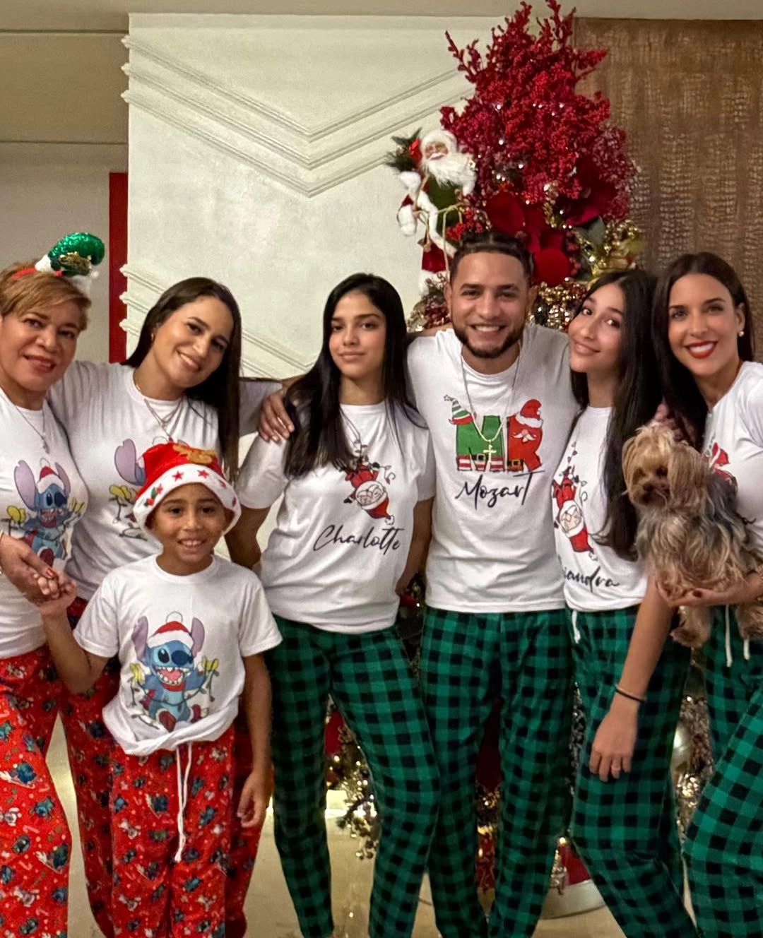 mozart la para junto a su familia en foto navideña