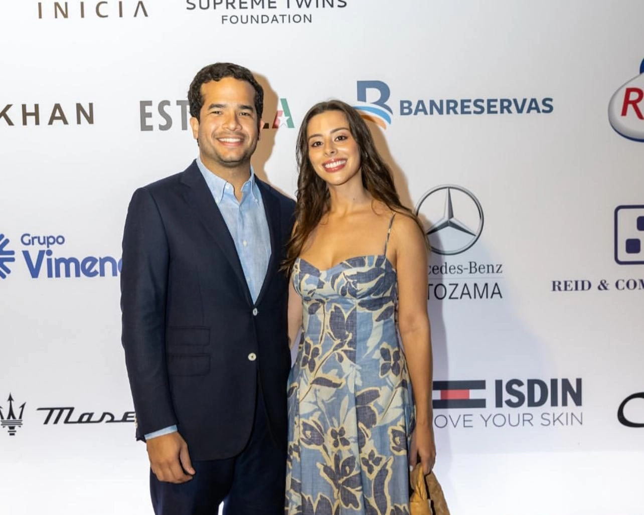 omar fernandez junto a su prometida