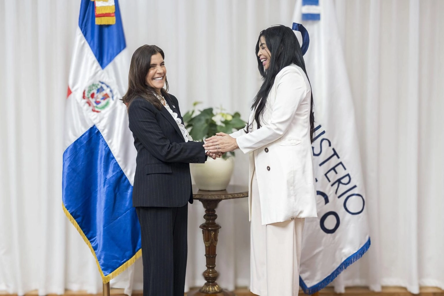 procuradora general y embajadora estadounidense procuradora general y embajadora estadounidense